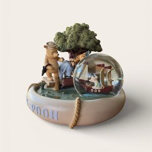 Disney S.S. Pooh Musical Winnie the Pooh Snowglobe